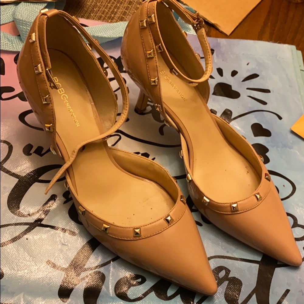 Studded detailed pointy toe heels